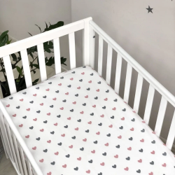 Protecție saltea pentru pătuț bebeluși / copii din bumbac, dimensiuni 120 x 60 cm, model cu inimioare roz și gri
